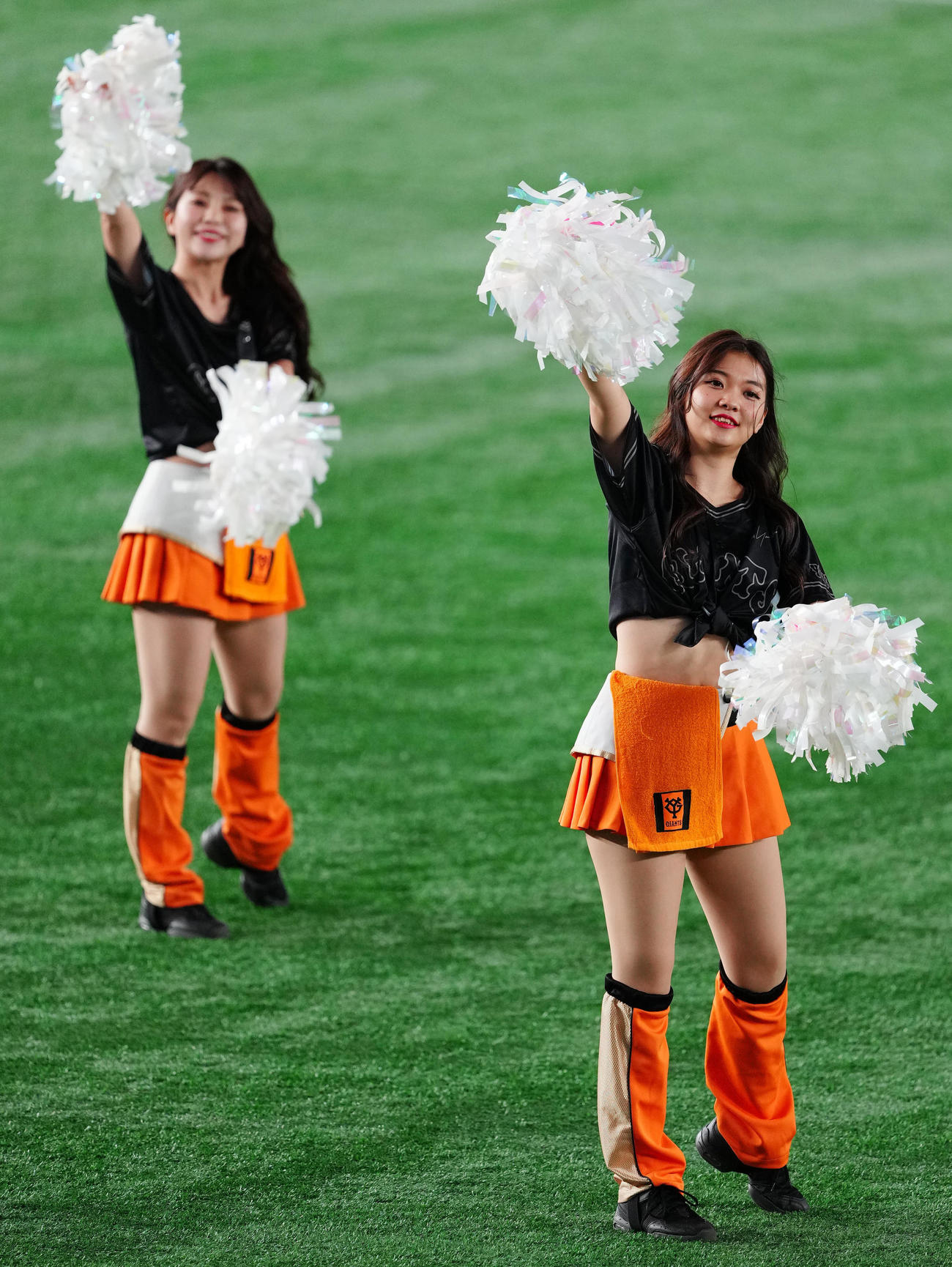 巨人対DeNA　試合前、「ヨウジヤマモト」とのコラボレーション企画で漆黒のユニホームを着用するマスコットガールの「ヴィーナス」（撮影・江口和貴）