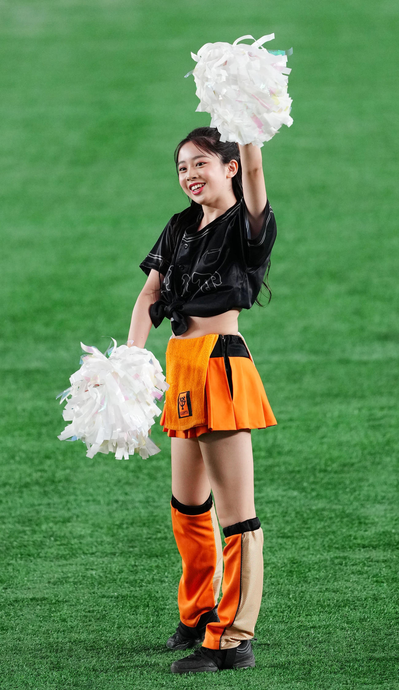 巨人対DeNA　試合前、「ヨウジヤマモト」とのコラボレーション企画で漆黒のユニホームを着用するマスコットガールの「ヴィーナス」（撮影・江口和貴）