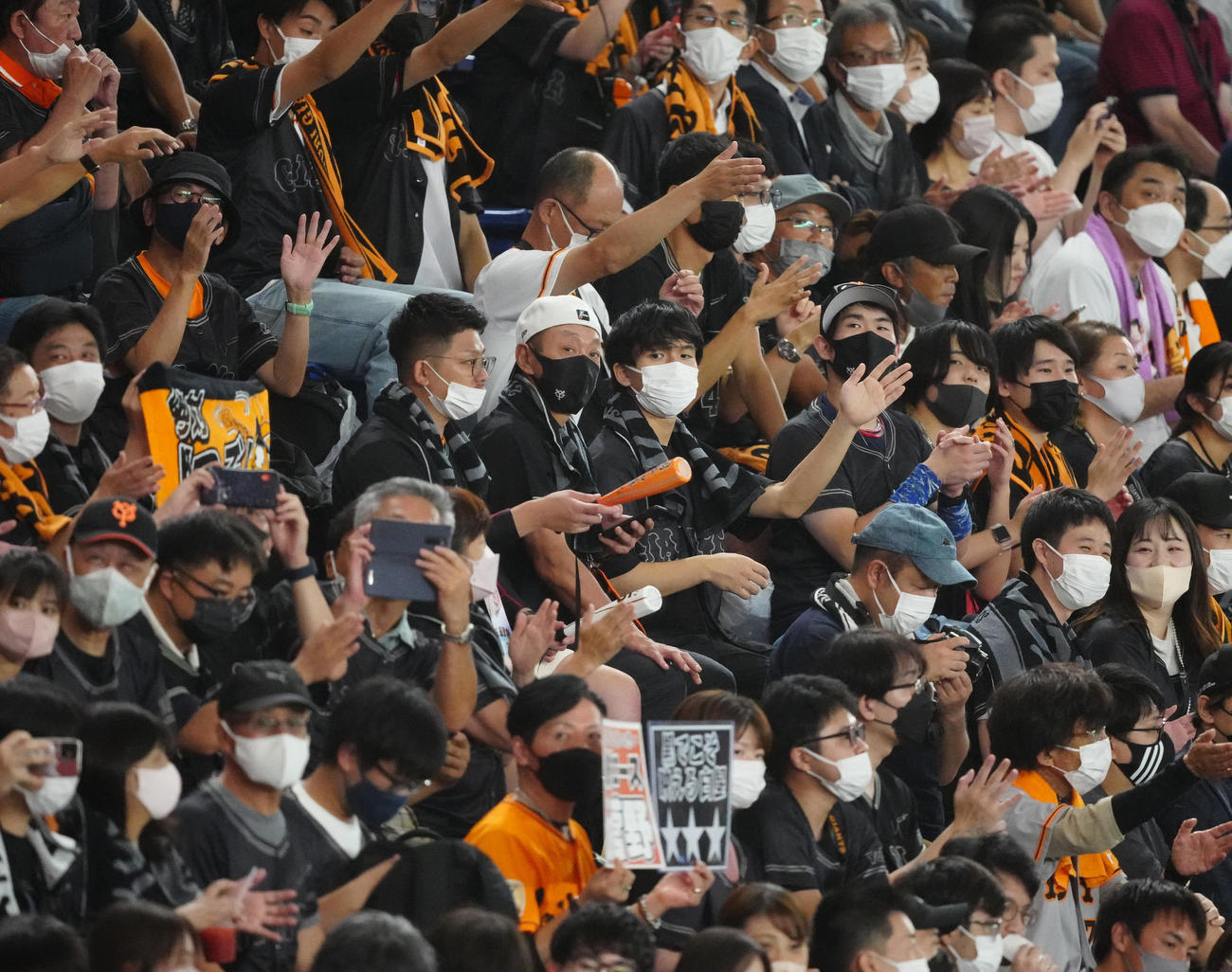巨人対DeNA　試合前、「ヨウジヤマモト」とのコラボレーション企画で漆黒のユニホームを着用する巨人ファン（撮影・江口和貴）
