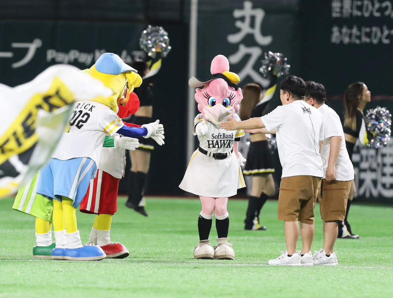 ソフトバンク対楽天　「ちょっと！ちょっとちょっと～！」をするザ・たっちとホークファミリー（撮影・屋方直哉）