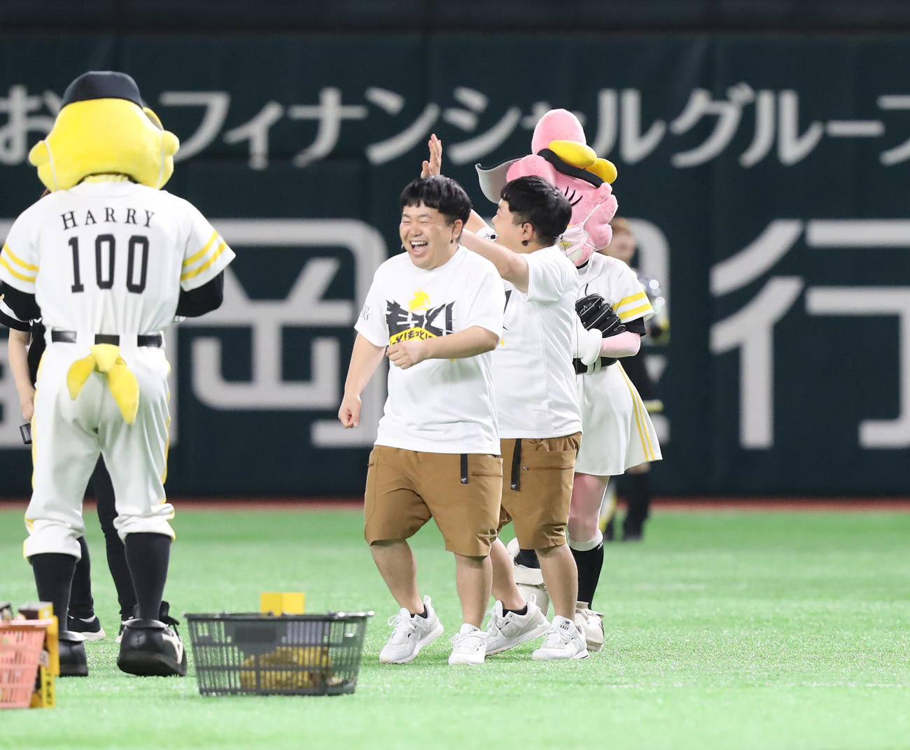 ソフトバンク対楽天　球場を盛り上げるザ・たっち（撮影・屋方直哉）