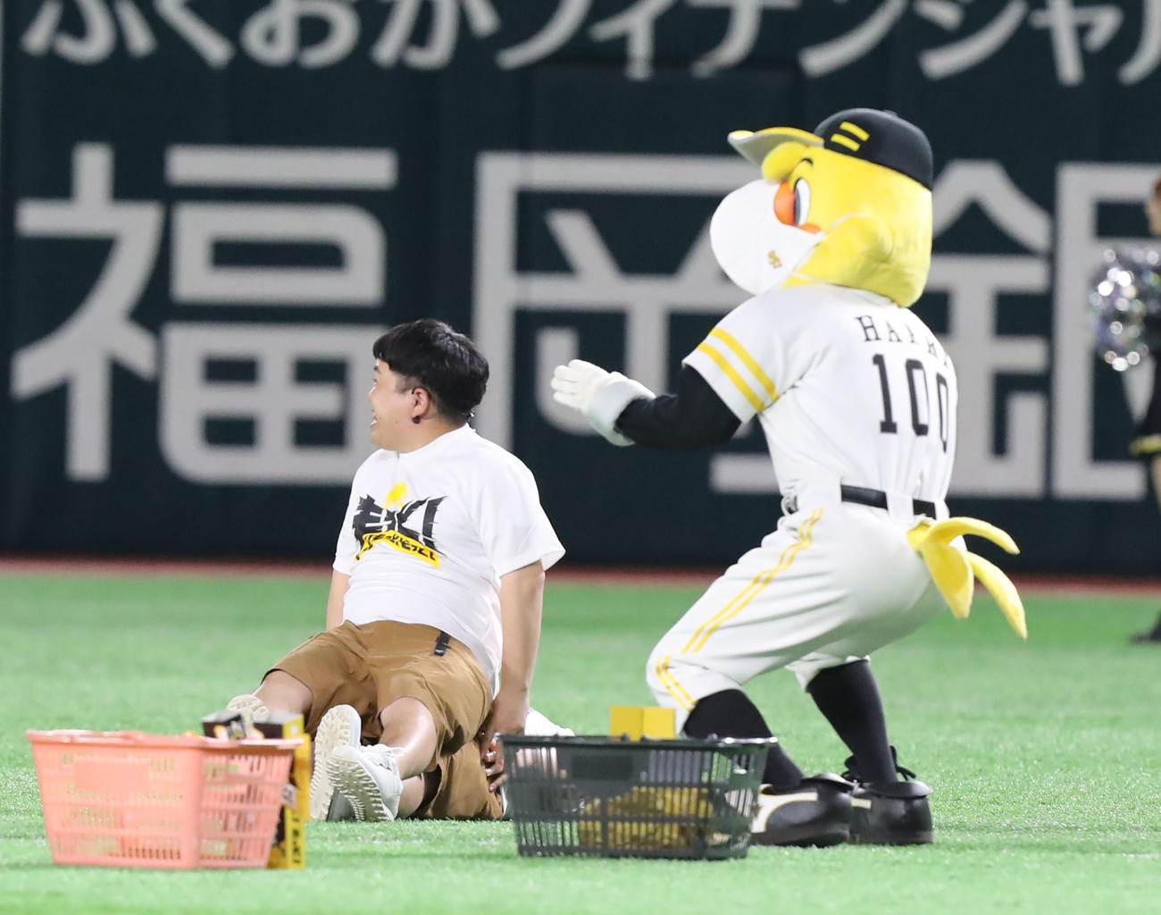 ソフトバンク対楽天　幽体離脱を披露するザ・たっち（撮影・屋方直哉）