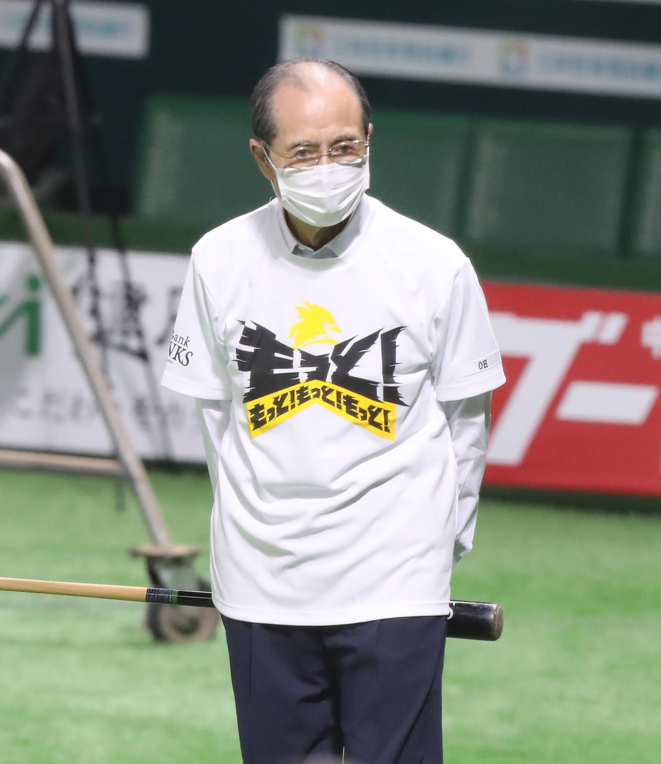 ソフトバンク対楽天　終盤戦Tシャツを着用する王球団会長（撮影・屋方直哉）