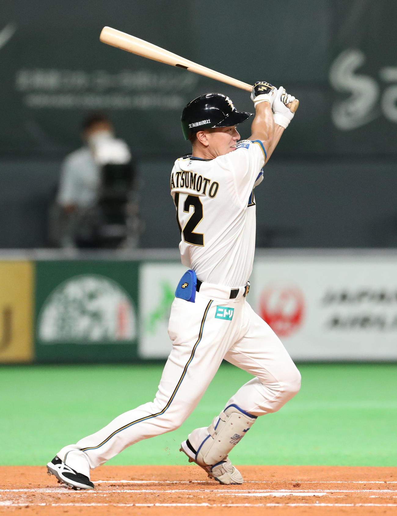 日本ハム対オリックス　1回裏日本ハム2死一塁、中前打を放つ松本剛（撮影・佐藤翔太）