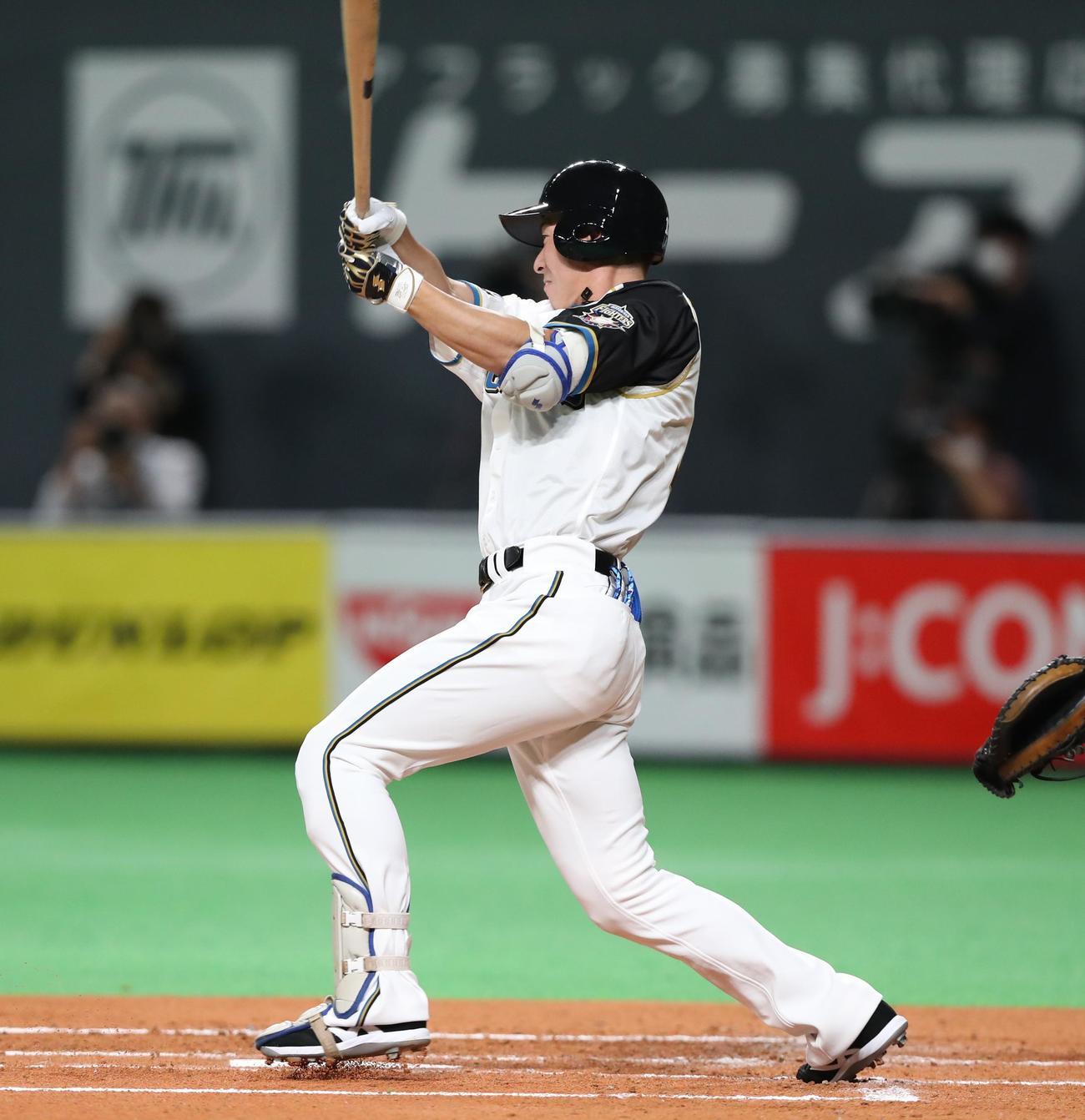 日本ハム対オリックス　1回裏日本ハム2死一塁、中前打を放つ松本剛（撮影・黒川智章）