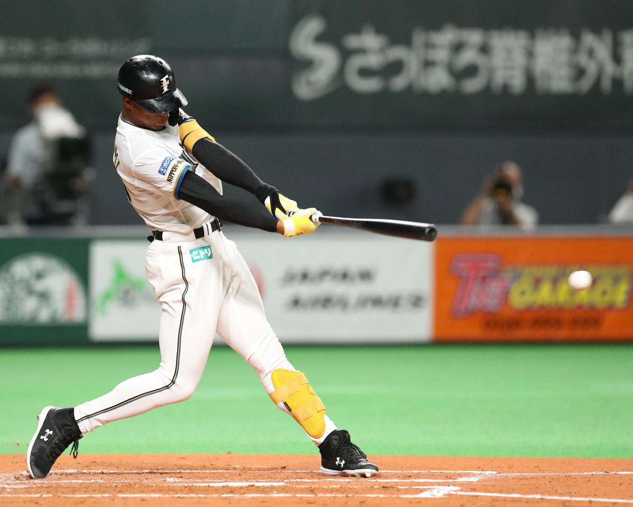 日本ハム対オリックス　2回裏日本ハム2死三塁、先制となる左前適時打を放つ万波（撮影・佐藤翔太）