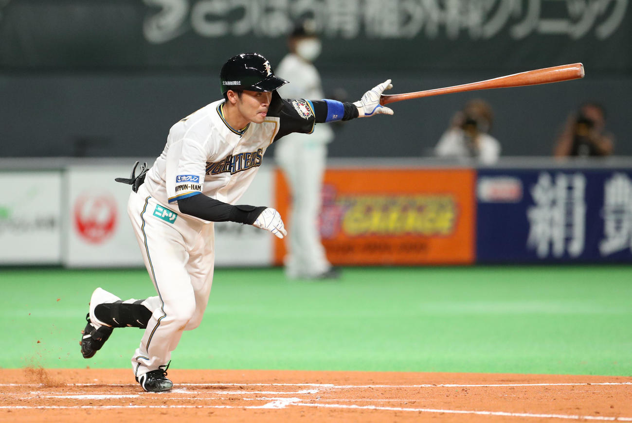 日本ハム対オリックス　2回裏日本ハム2死一、三塁、右前適時打を放つ谷内（撮影・佐藤翔太）