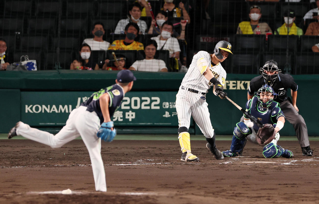 阪神対ヤクルト　4回裏阪神1死一、二塁、佐藤輝は右前適時打を放つ。投手は石川（撮影・加藤哉）