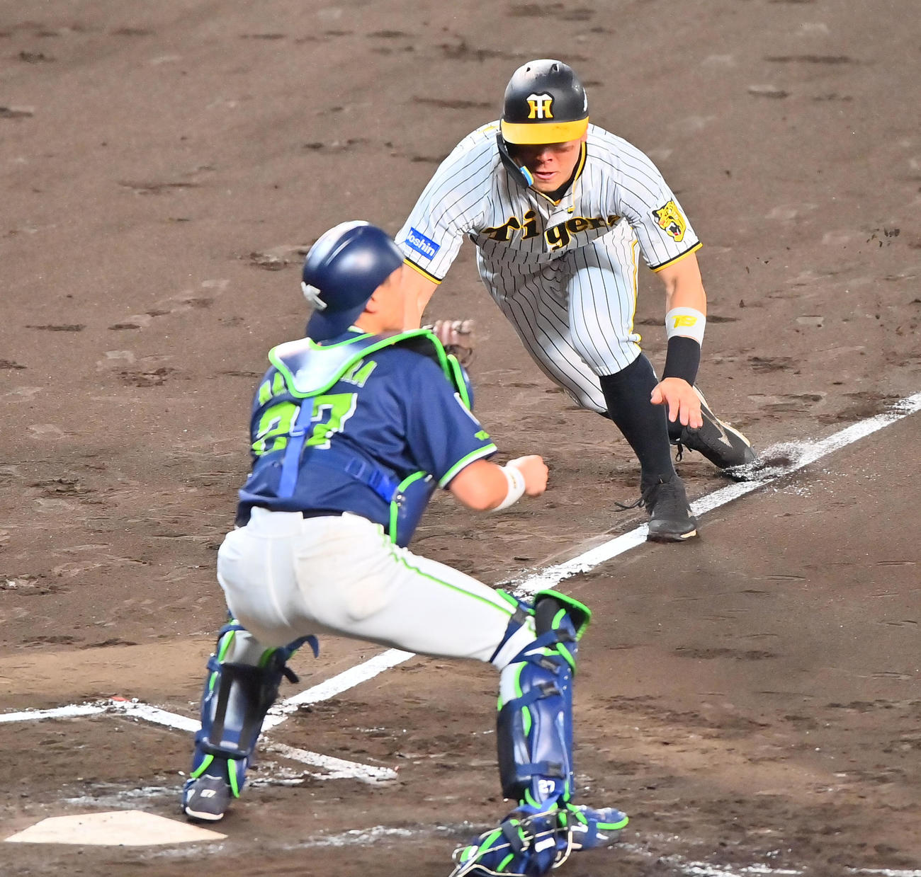 阪神対ヤクルト　4回裏阪神1死一、三塁、坂本の投前スクイズで生還する佐藤輝（撮影・和賀正仁）