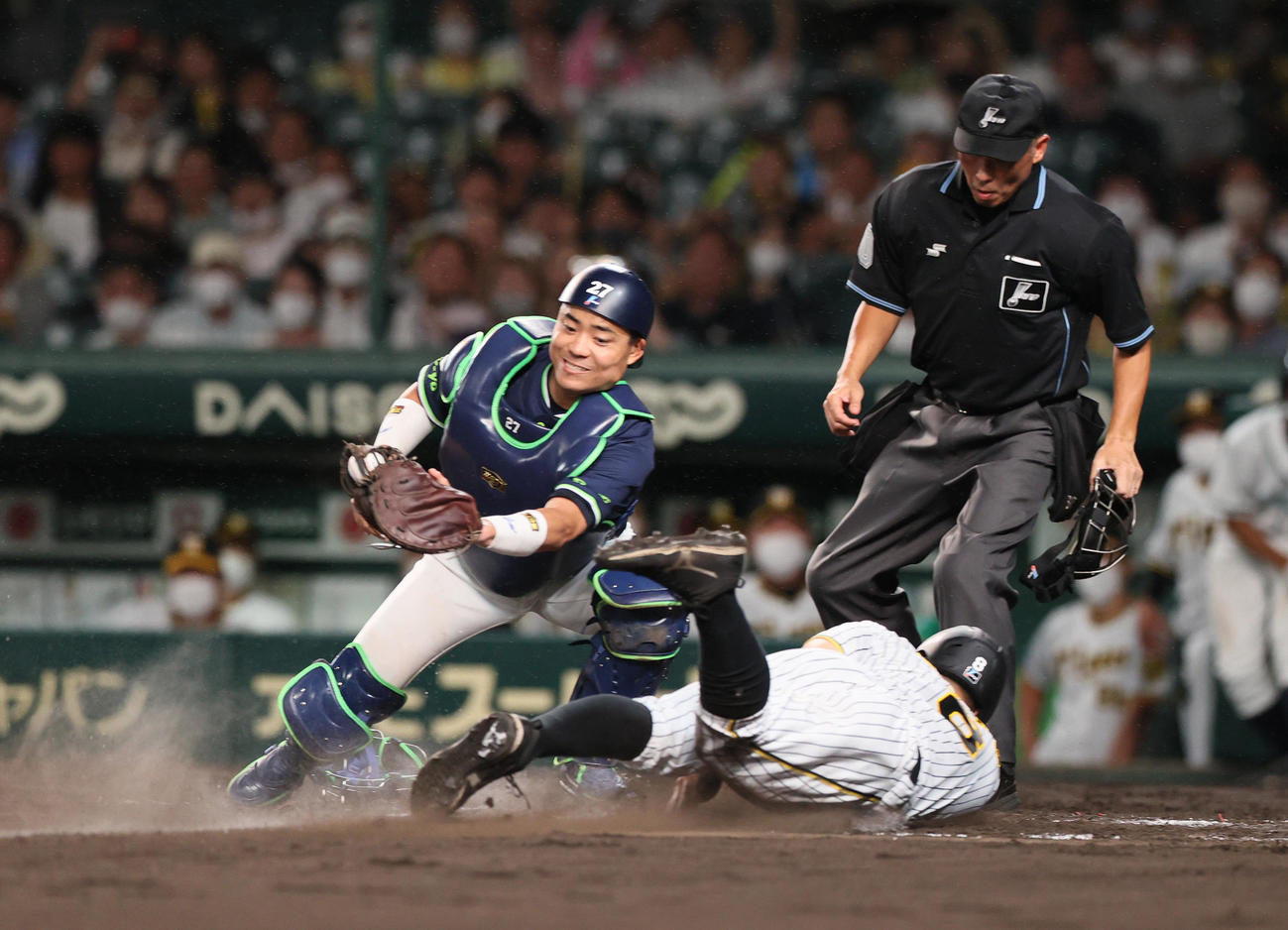 阪神対ヤクルト　4回裏阪神1死一、三塁、三走佐藤輝（右）は坂本のスクイズで生還する。捕手中村（撮影・上山淳一）