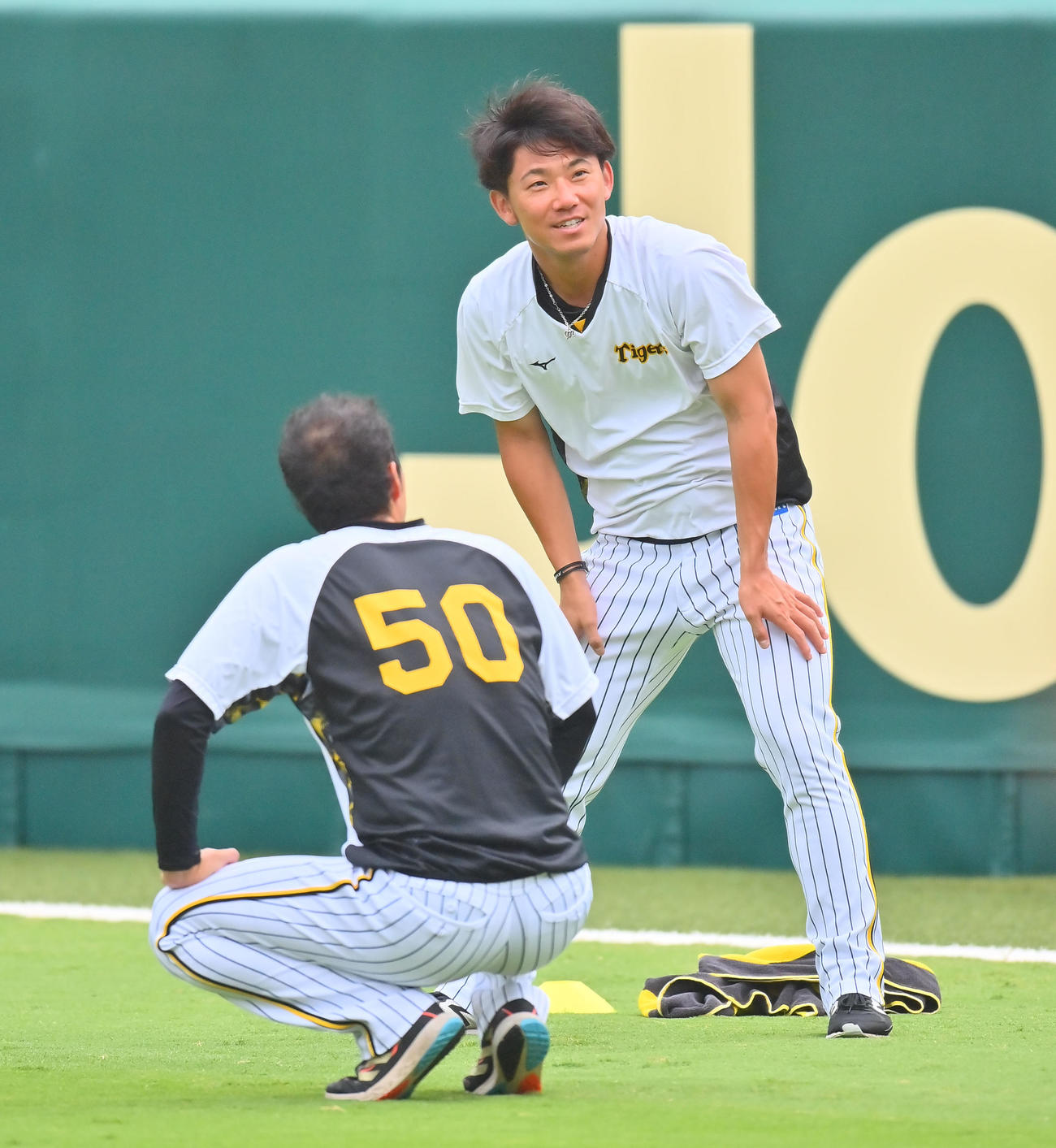 阪神対ヤクルト　試合前、笑顔を見せる阪神伊藤将（撮影・和賀正仁）