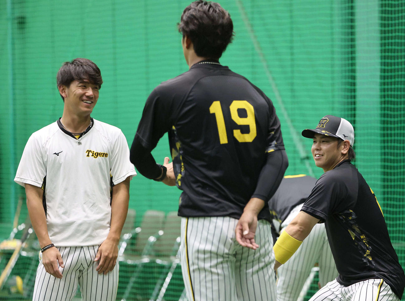 阪神対ヤクルト　伊藤将（左）は藤浪（中央）、梅野と談笑する（撮影・上田博志）