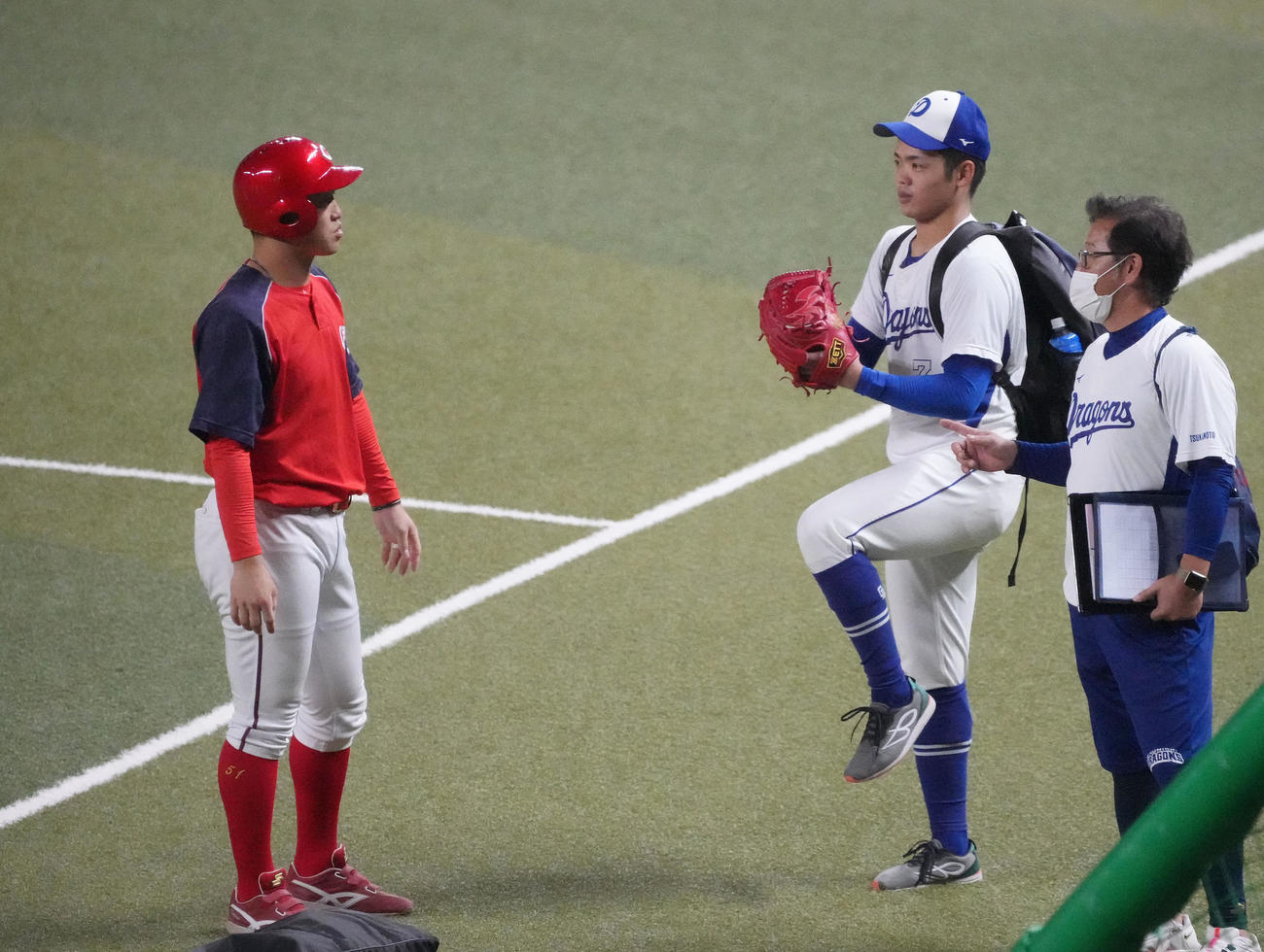 中日対広島　試合前、小園と言葉を交わす根尾（右から2人目）（撮影・森本幸一）