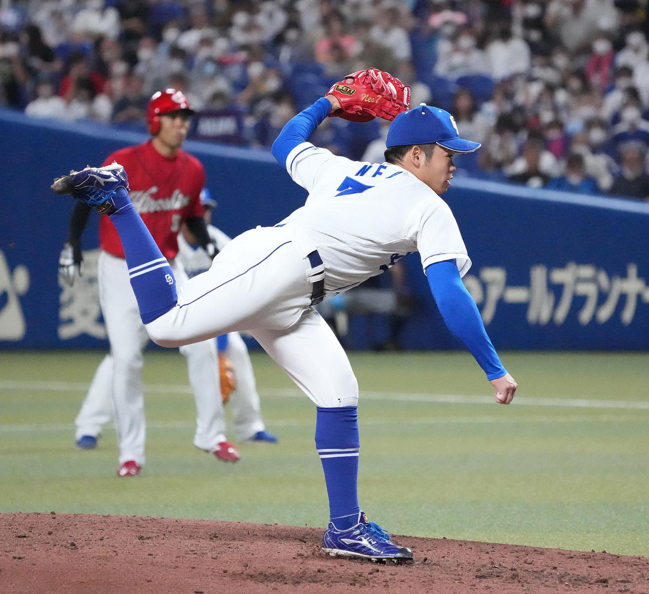 中日対広島　4回表広島1死満塁、中日2番手で登板する根尾（撮影・森本幸一）