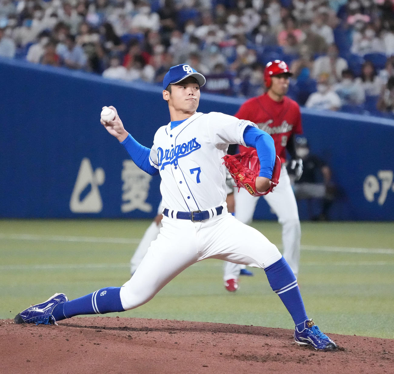 中日対広島　4回表広島1死満塁、中日2番手で登板する根尾（撮影・森本幸一）