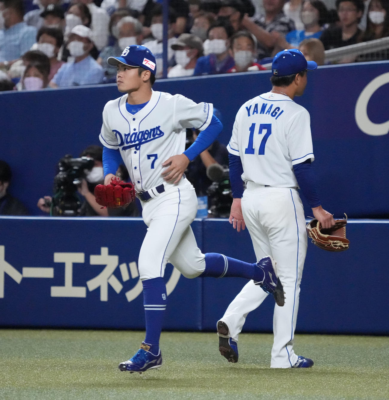 中日対広島　4回表広島1死満塁、柳に代わり中日2番手でマウンドに向かう根尾（左）（撮影・森本幸一）
