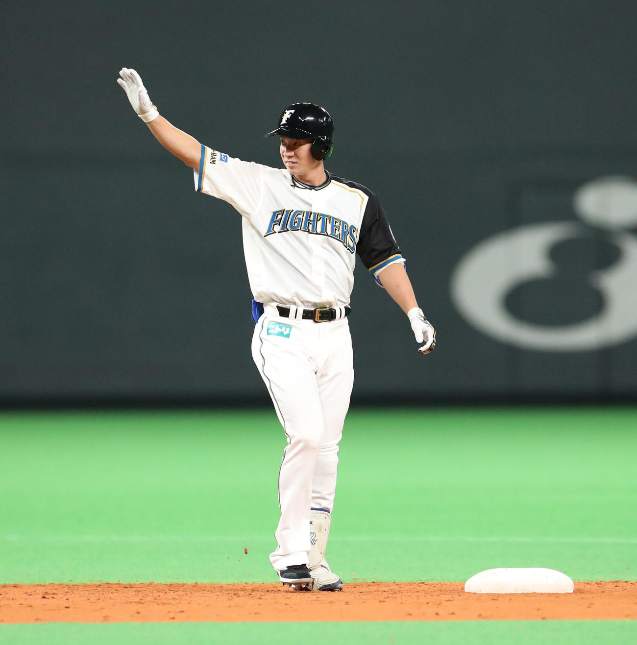 日本ハム対オリックス　5回裏日本ハム2死二塁、適時二塁打を放ちベンチに手をあげる松本剛（撮影・佐藤翔太）