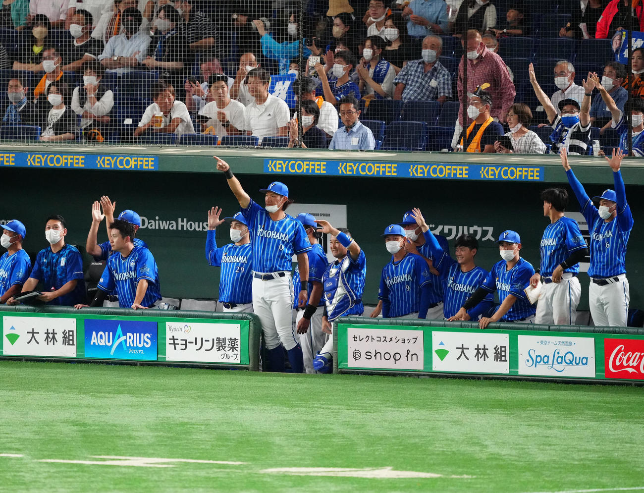 巨人対DeNA 3回表DeNA2死二塁、牧が先制適時打を放ち、ベンチから祝福する選手たち（撮影・江口和貴）