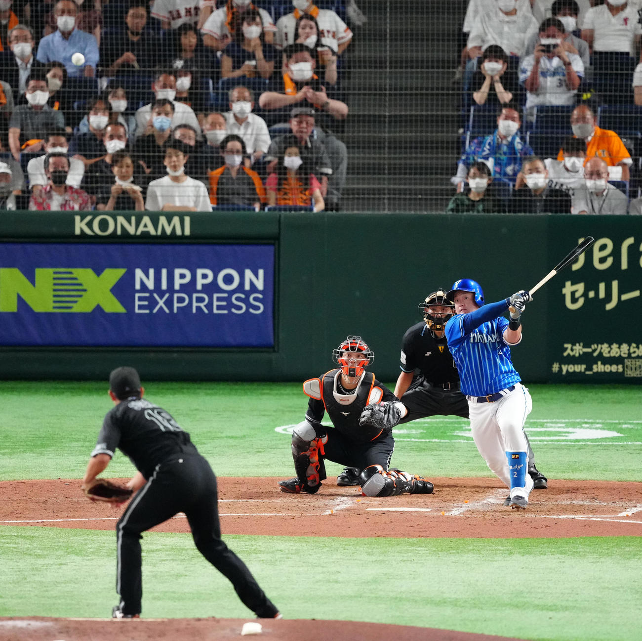 巨人対DeNA 3回表DeNA2死二塁、先制適時打を放つ牧。投手菅野（撮影・江口和貴）