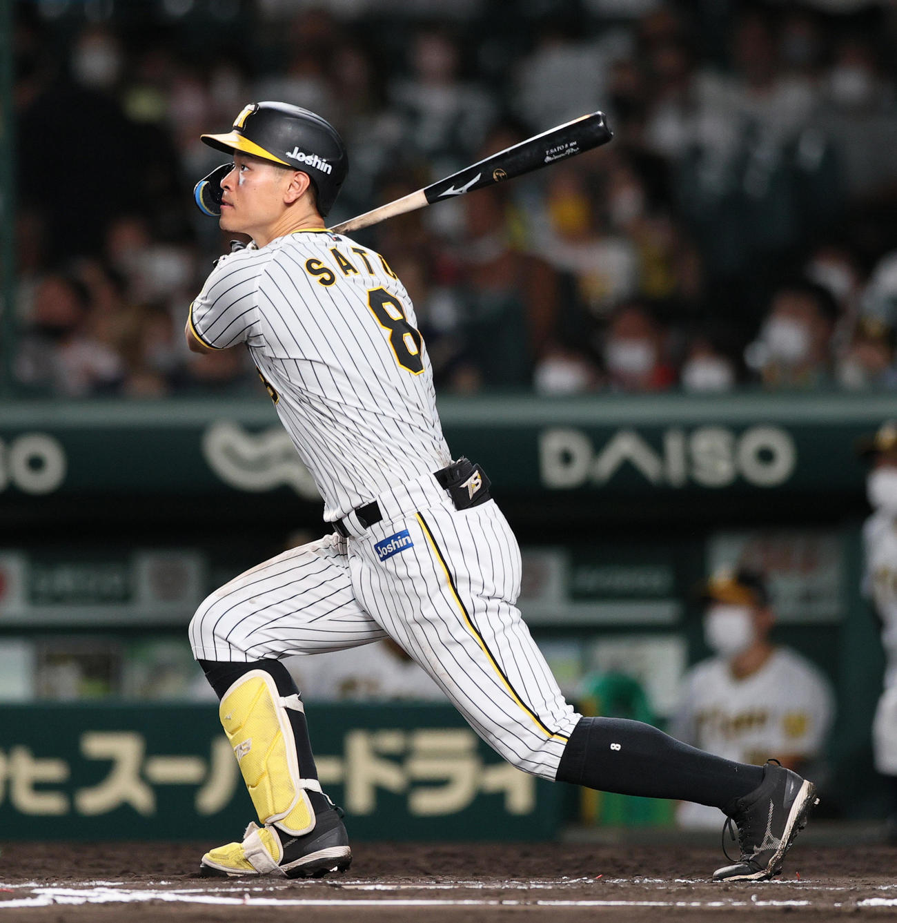 阪神対ヤクルト　6回裏阪神1死、佐藤輝は中越え三塁打を放つ（撮影・上山淳一）