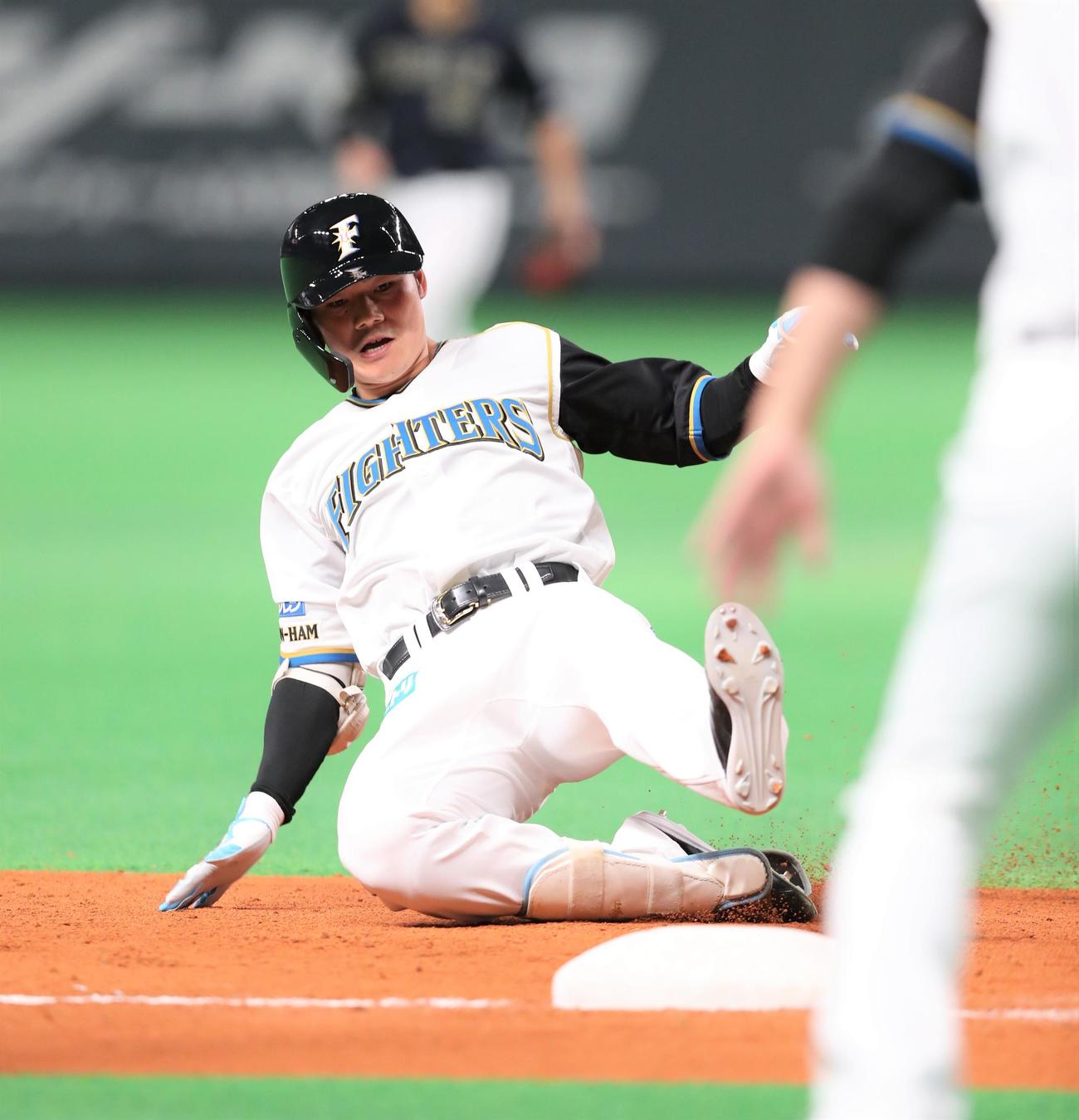 日本ハム対オリックス　6回裏日本ハム2死満塁、右中間に走者一掃の三塁打を放つ清宮（撮影・黒川智章）