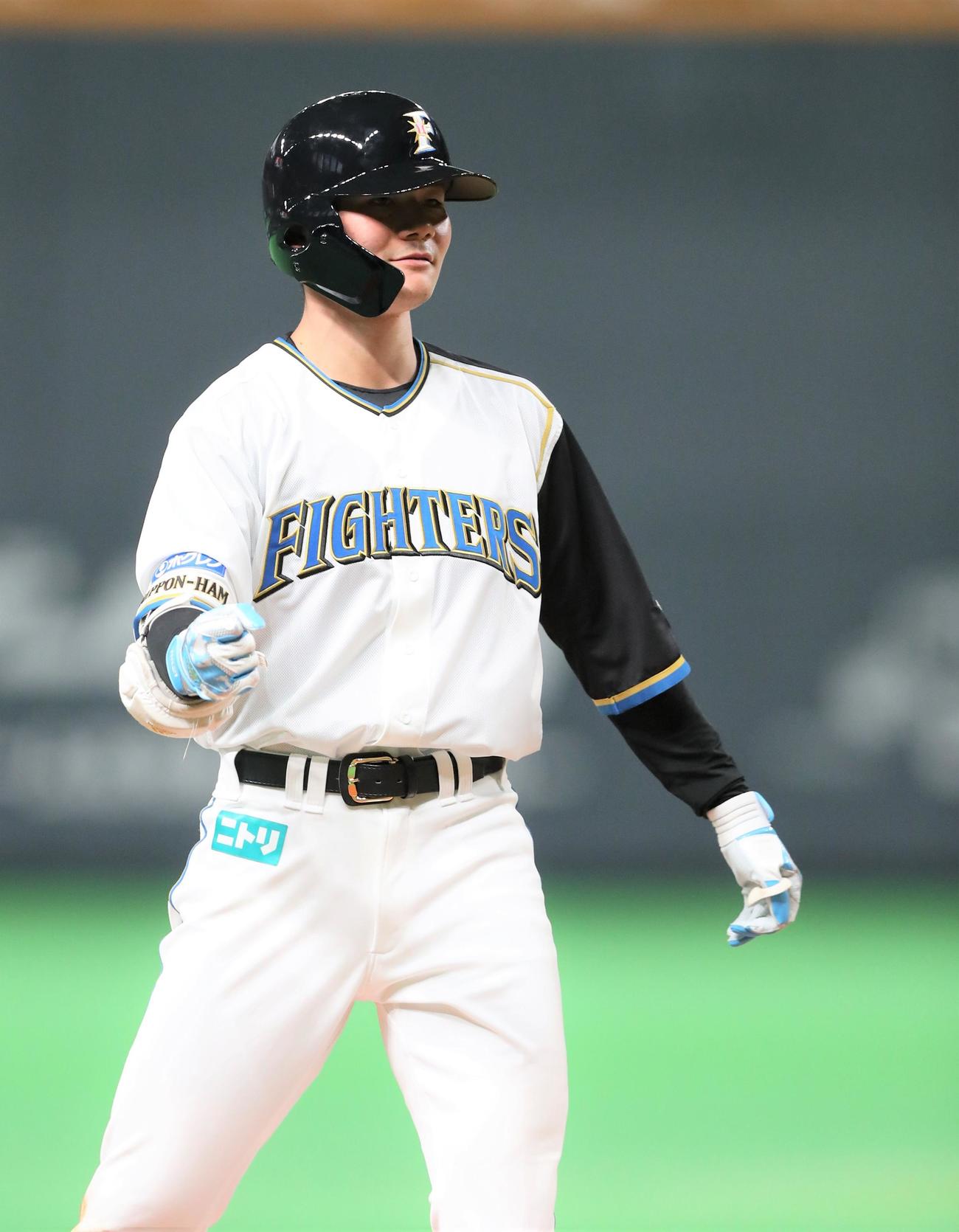 日本ハム対オリックス　6回裏日本ハム2死満塁、右中間に走者一掃の三塁打を放ちガッツポーズの清宮（撮影・黒川智章）