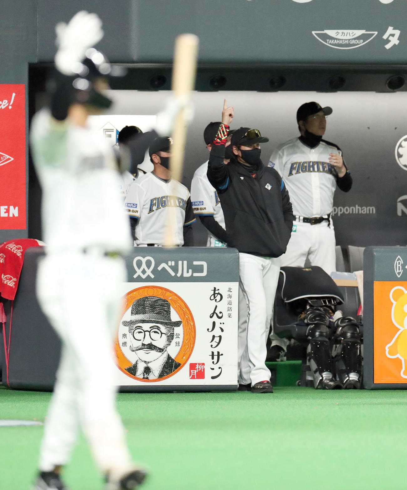 日本ハム対オリックス　5回裏日本ハム2死満塁、適時三塁打を放った清宮を見ながら右手を回す新庄監督（撮影・佐藤翔太）