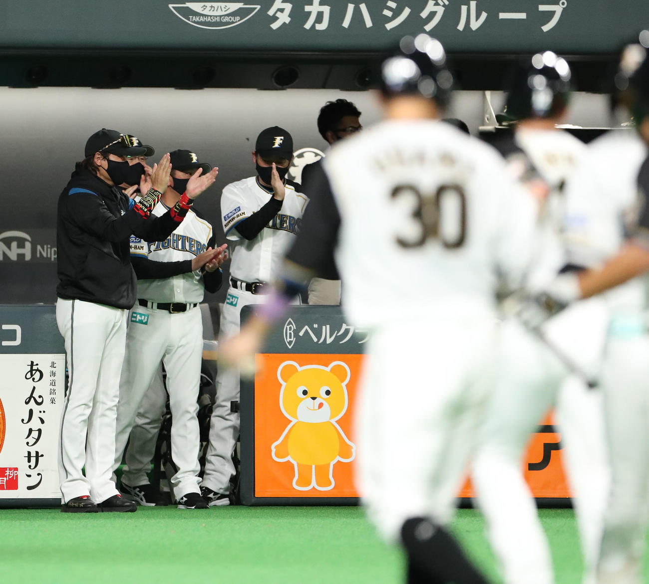 日本ハム対オリックス　5回裏日本ハム2死満塁、適時三塁打を放った清宮に拍手を送る新庄監督（左）（撮影・佐藤翔太）