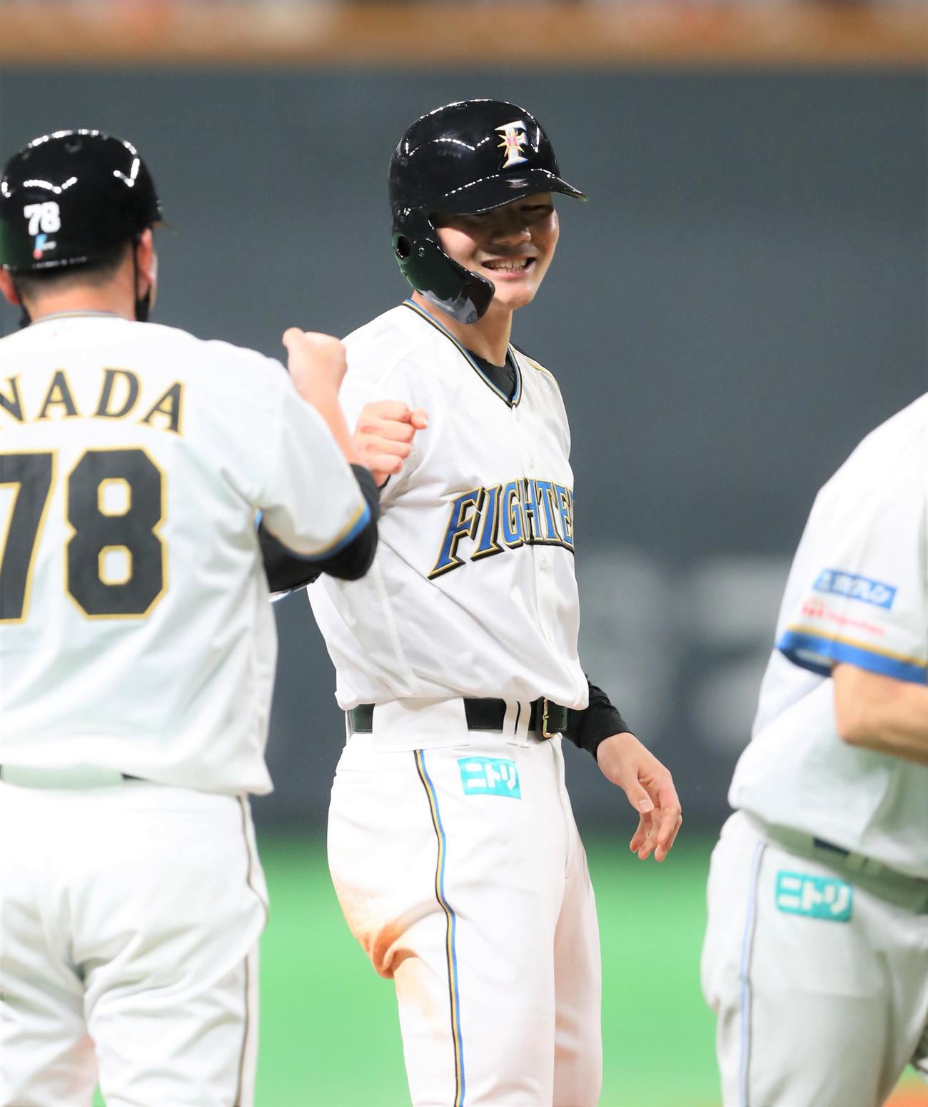 日本ハム対オリックス　6回裏日本ハム2死満塁、右中間に走者一掃の三塁打を放ち笑顔の清宮（撮影・黒川智章）