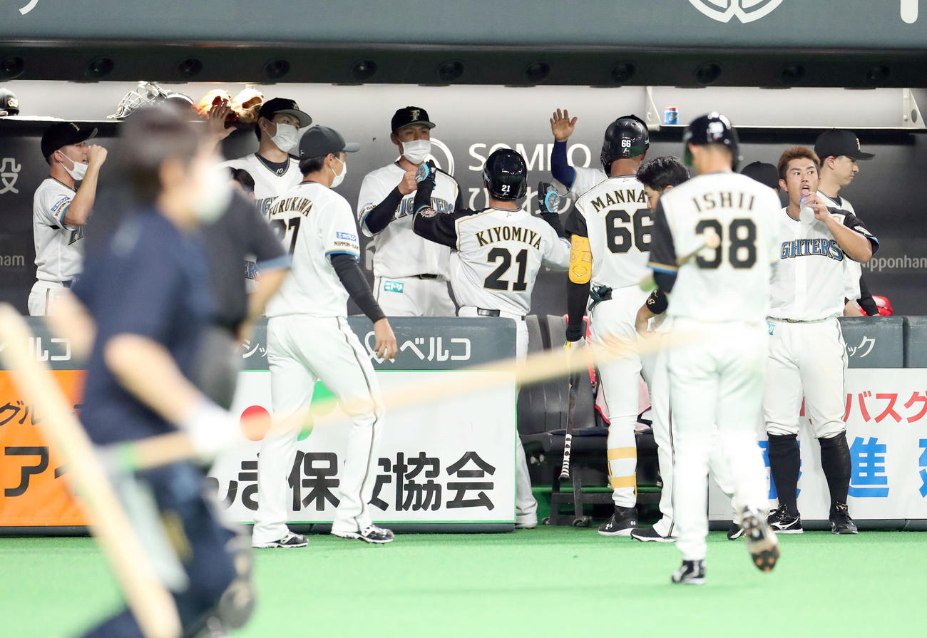 日本ハム対オリックス　適時三塁打を放ちナインに出迎えられる清宮（中央）（撮影・佐藤翔太）