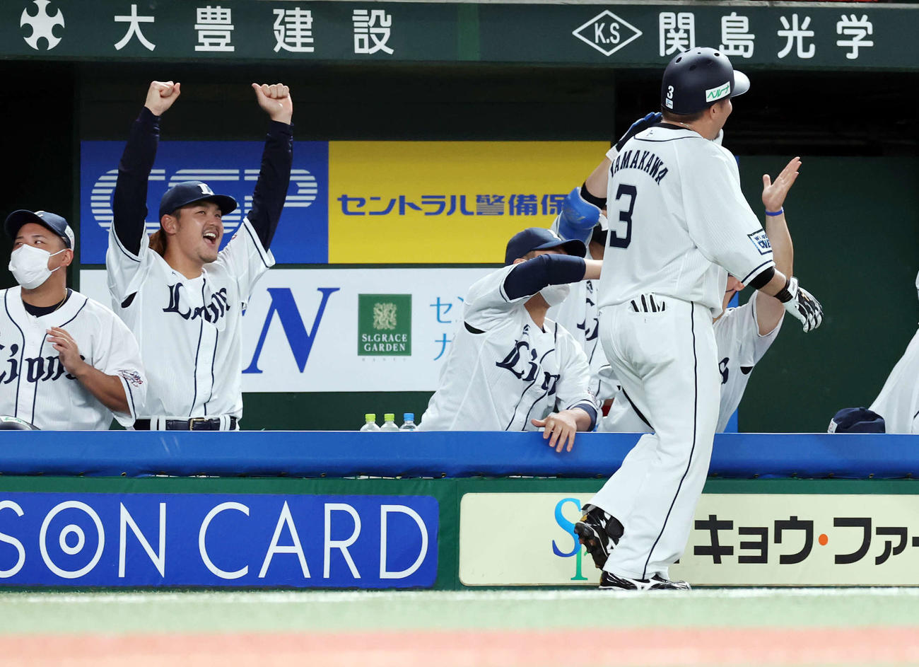 西武対ロッテ　4回裏西武2死、山川（手前）が左越えソロ本塁打を放ち、ガッツポーズする高橋（左から2人目）（撮影・浅見桂子）