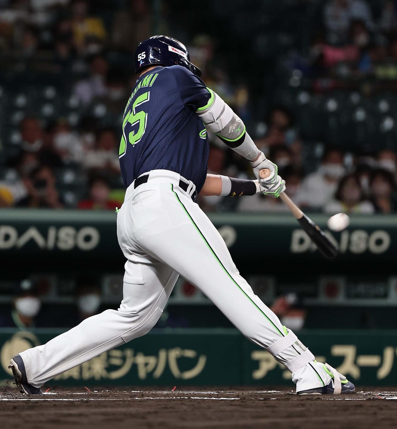 阪神対ヤクルト　6回表ヤクルト無死、村上は中越えに52号本塁打を放つ（撮影・上田博志）