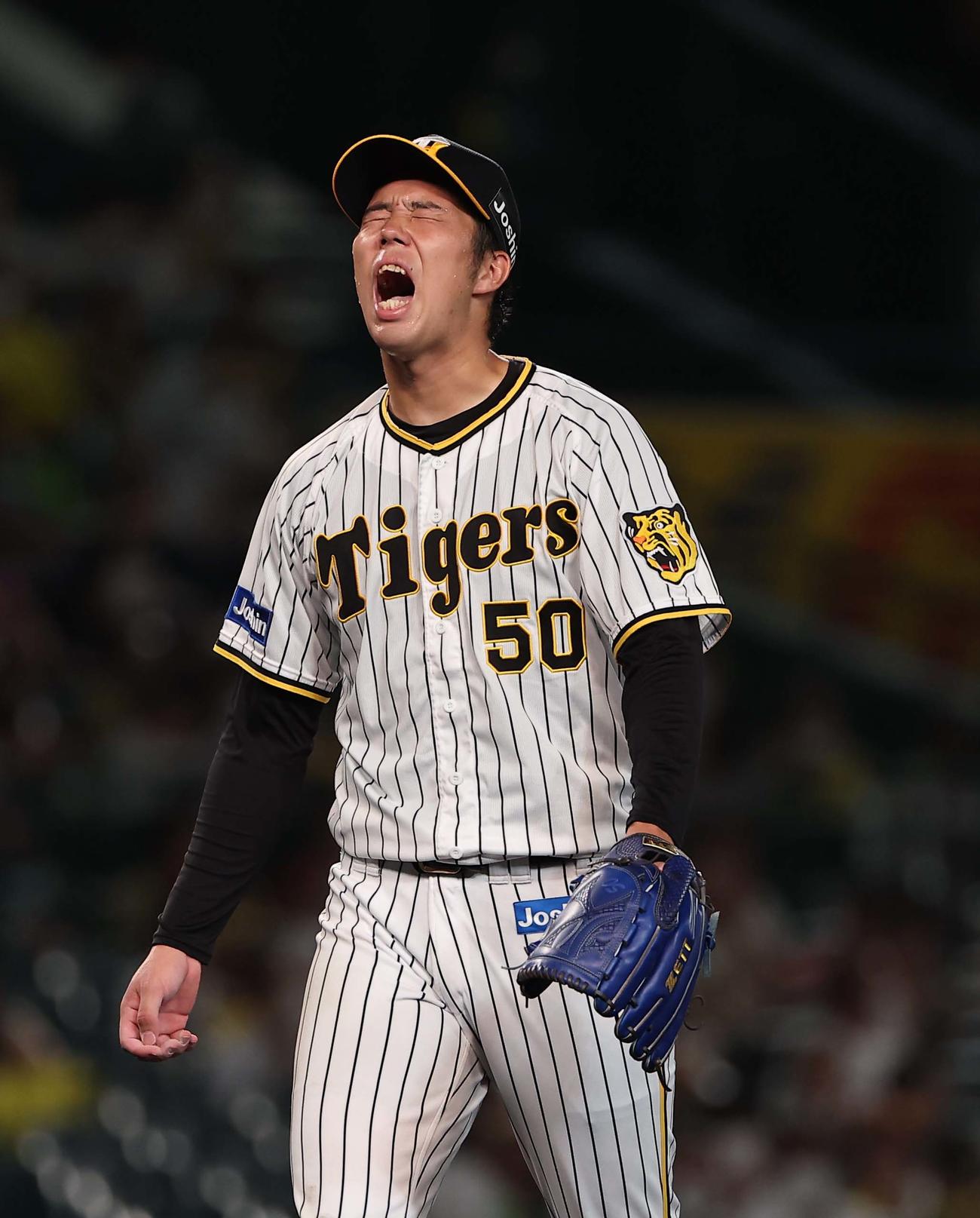 阪神対ヤクルト　5回に逆転された青柳晃洋は悔しそうな表情を見せながらベンチに引き揚げる（撮影・上田博志）