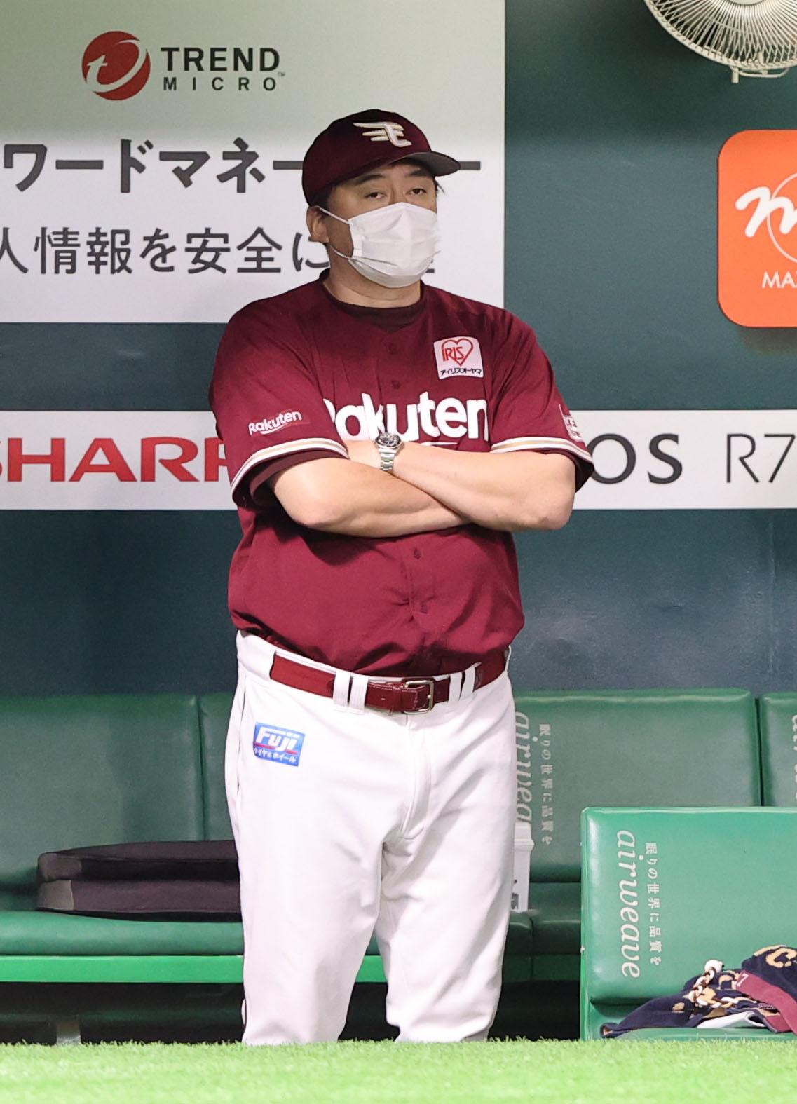 ソフトバンク対楽天　ベンチから戦況を見守る石井一久監督（撮影・梅根麻紀）