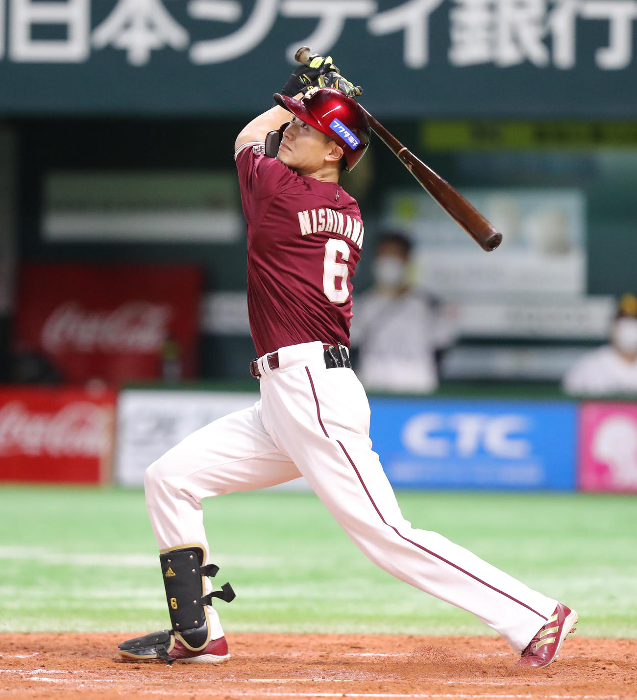ソフトバンク対楽天　5回表楽天1死一、三塁、西川は左犠飛を放つ（撮影・屋方直哉）