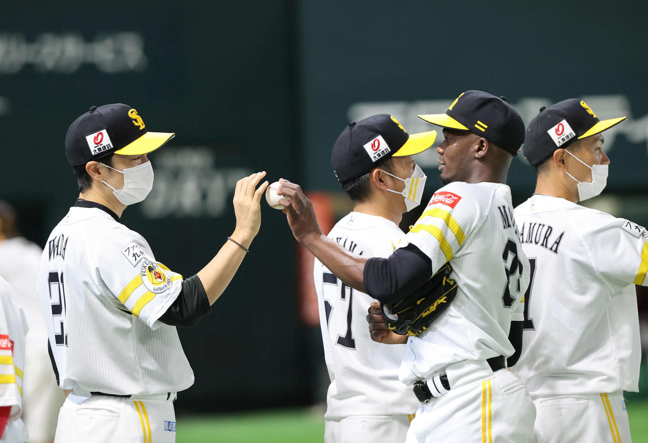 ソフトバンク対楽天　モイネロは勝利投手となった和田にウイニングボールを渡す（撮影・梅根麻紀）