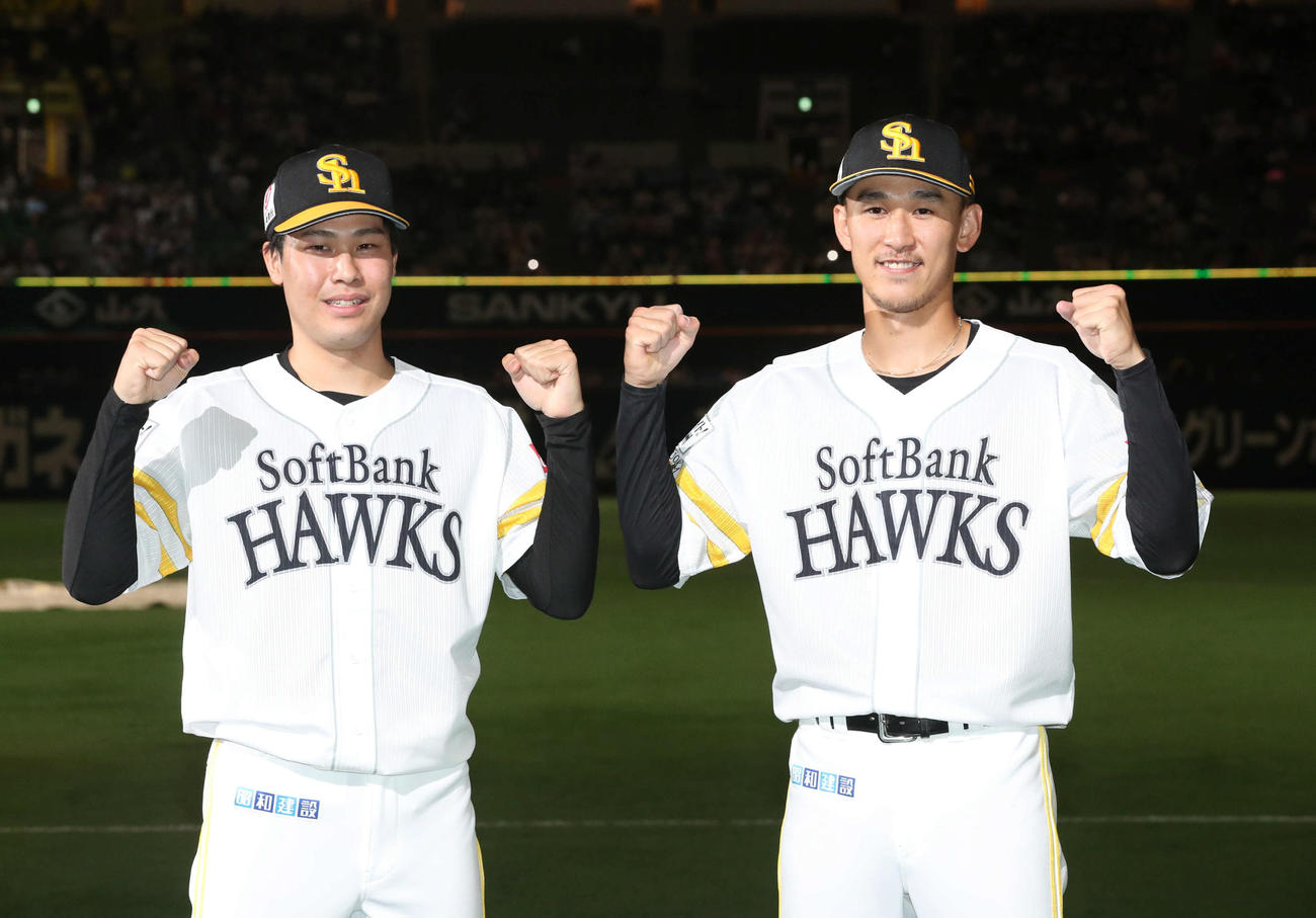 ソフトバンク対楽天　ヒーローになった藤井（左）と三森は笑顔でガッツポーズ（撮影・梅根麻紀）