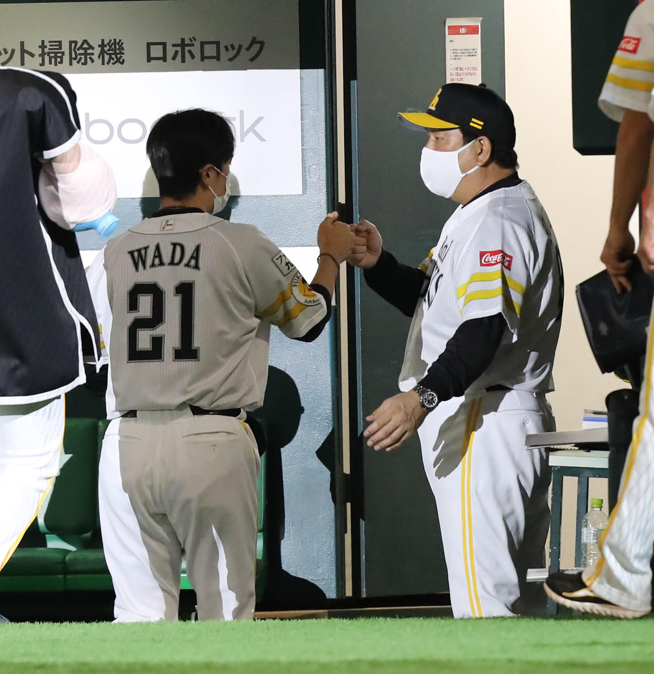 ソフトバンク対楽天　楽天に勝利し、グータッチをする和田と藤本監督（撮影・屋方直哉）