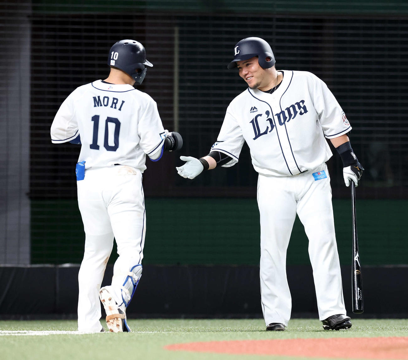 西武対ロッテ　4回裏西武2死、森（手前）が左越えソロ本塁打を放ち、笑顔で迎える山川（撮影・浅見桂子）