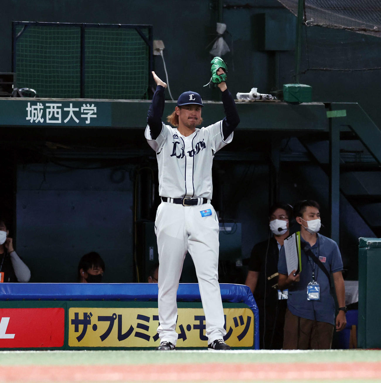 西武対ロッテ　4回裏西武2死、森が左越えソロ本塁打を放ち、バンザイで拍手する高橋（撮影・浅見桂子）