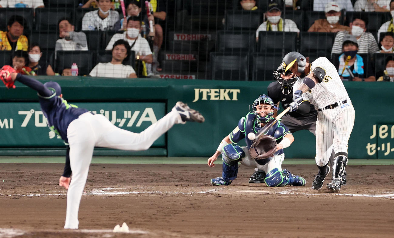 阪神対ヤクルト　7回裏阪神2死二塁、マルテは右に適時打を放つ。投手は石山（撮影・加藤哉）