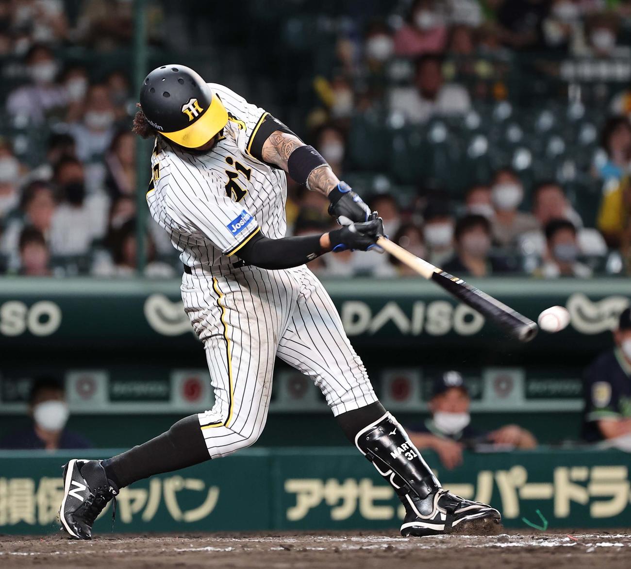 阪神対ヤクルト　7回裏阪神2死二塁、マルテは右前同点適時打を放つ（撮影・上田博志）