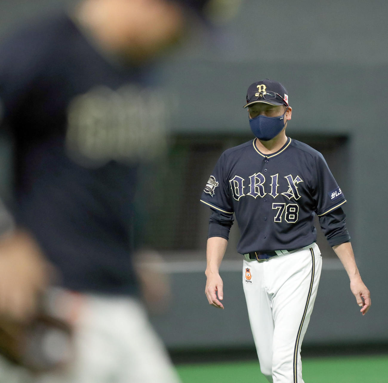 日本ハム対オリックス　選手交代を告げる中嶋監督（撮影・佐藤翔太）