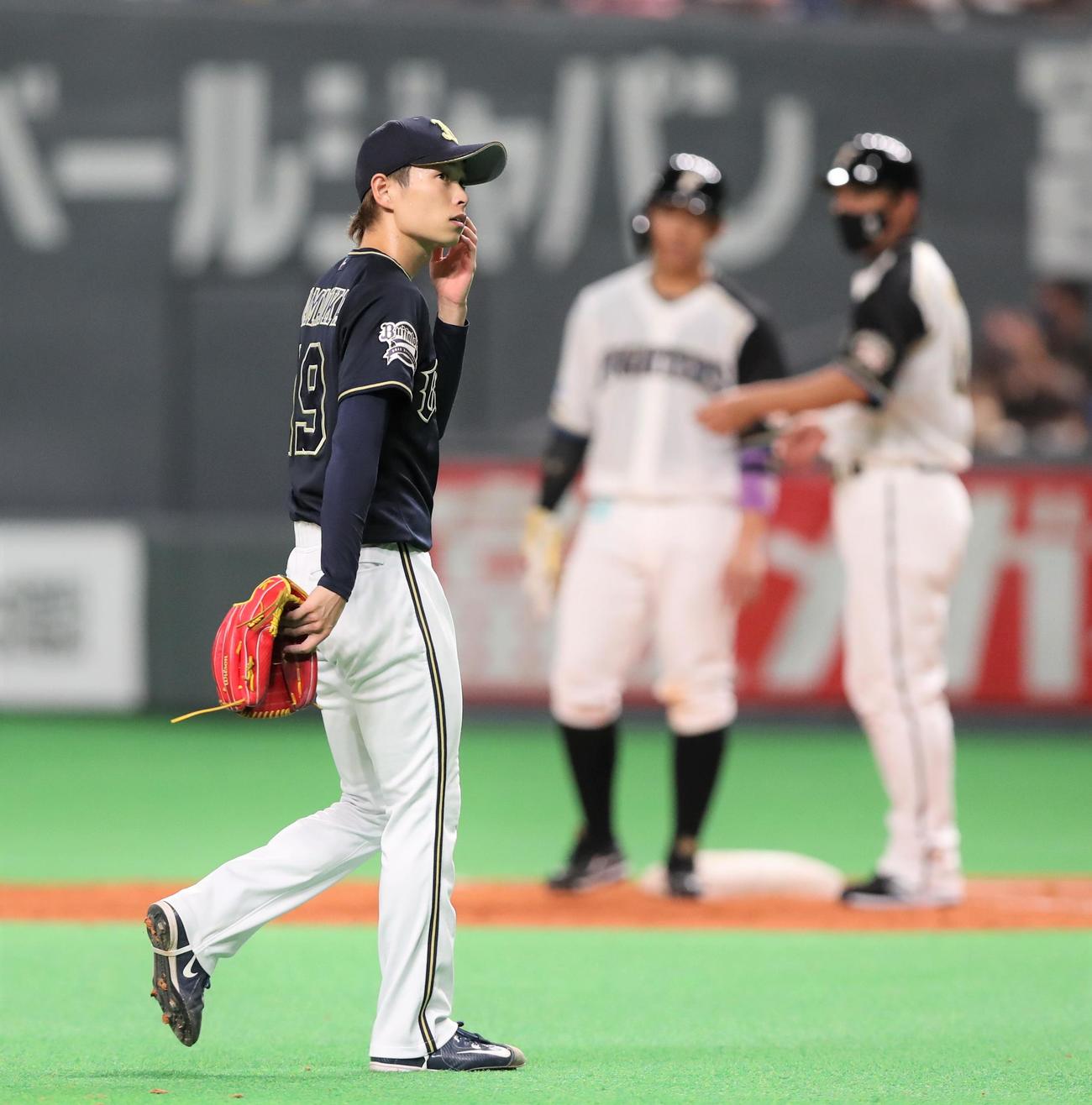 日本ハム対オリックス　5回途中降板する山岡（撮影・黒川智章）