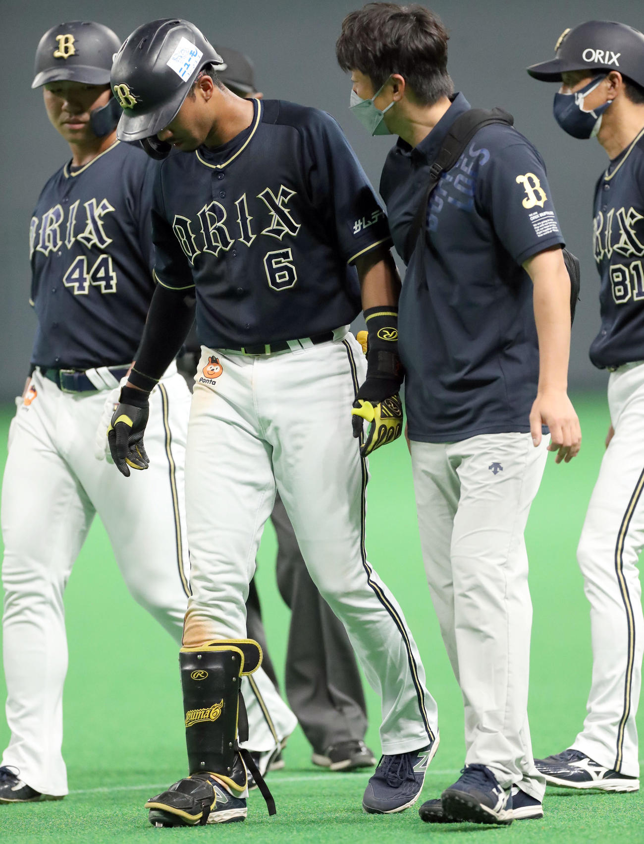 日本ハム対オリックス　6回表オリックス無死一塁、一併殺に終わり一塁を駆け抜けた後、ナインやトレーナーたちに付き添われベンチに戻る宗（撮影・佐藤翔太）