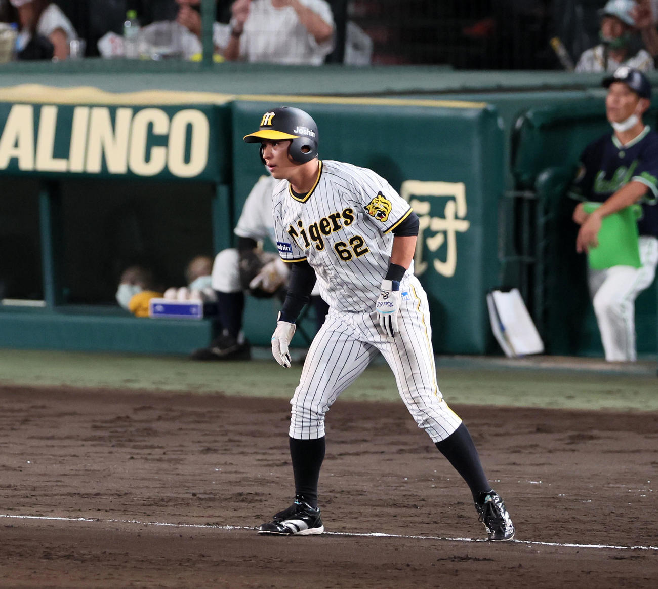 阪神対ヤクルト　7回裏阪神2死二塁、佐藤輝の右前打で進塁した二塁走者代走植田だが三本間で相手守備を見て足を止める（撮影・加藤哉）