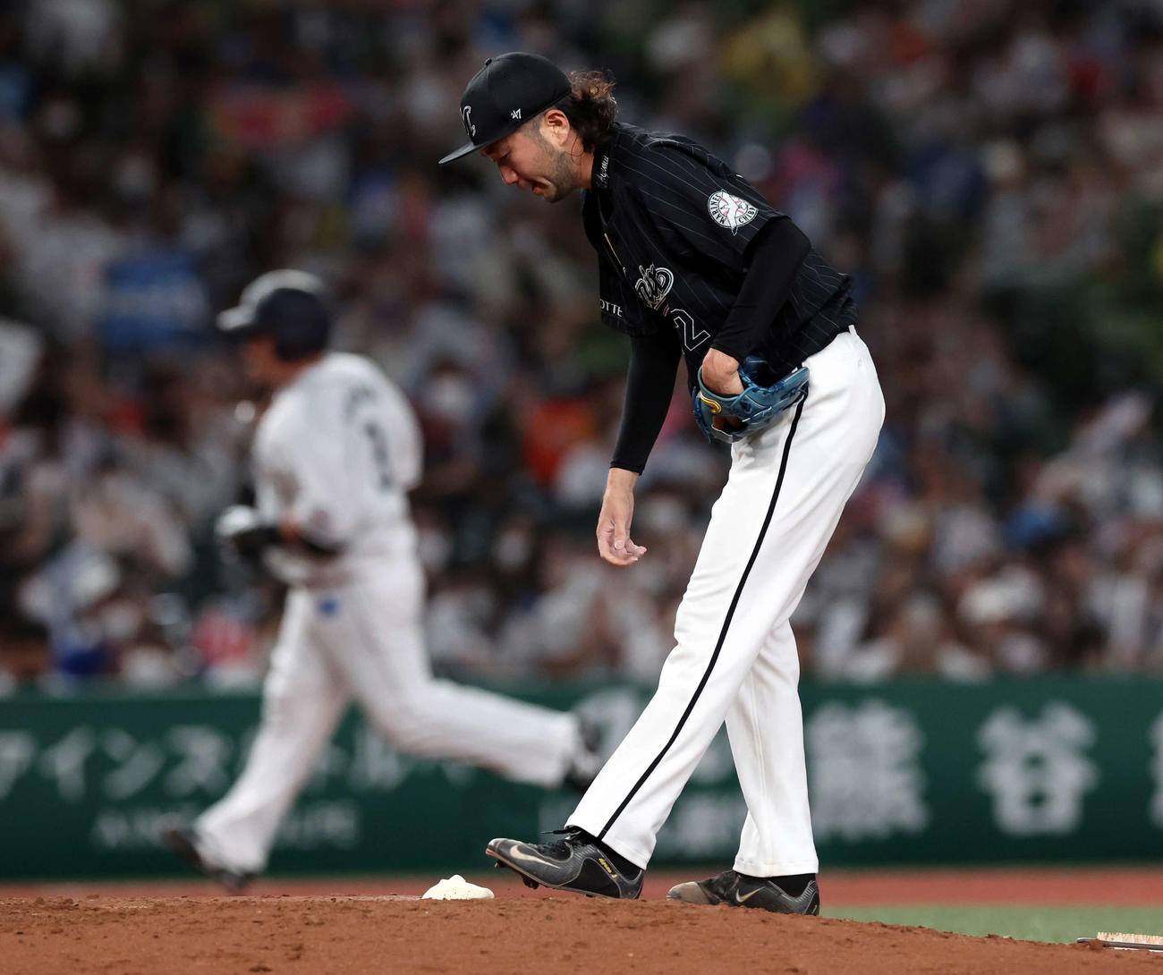 西武対ロッテ　4回裏西武2死、山川に左越えソロ本塁打を許しがっくりの石川（撮影・浅見桂子）