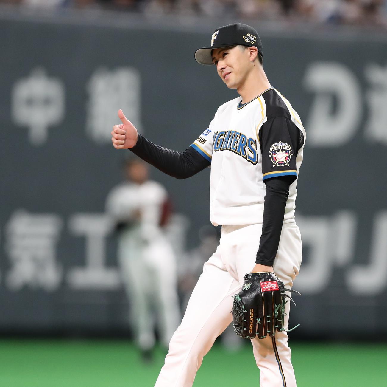 日本ハム対オリックス　2回表、好守を見せた上川畑に向かってポーズをとる上沢（撮影・黒川智章）