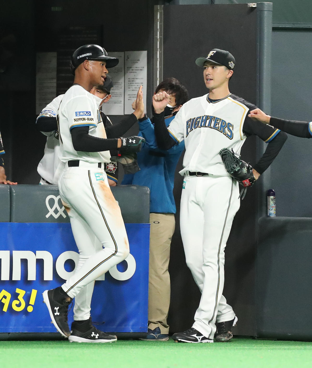 日本ハム対オリックス　2回裏日本ハム2死一、三塁、谷内の右前適時打で生還した万波（左）を出迎える上沢（撮影・佐藤翔太）