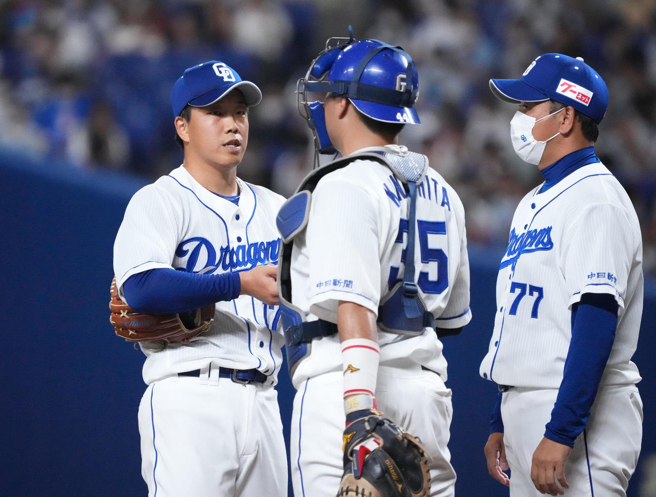 中日対広島　3回表広島1死一塁、落合ヘッド兼投手コーチ、木下らとマウンドで言葉を交わす柳（左）（撮影・森本幸一）